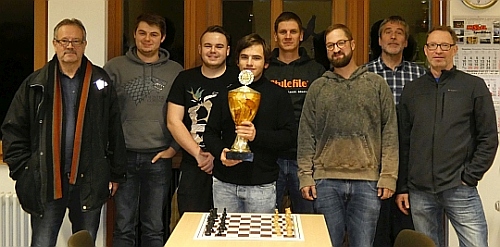 Siegerfoto 2019, Magnus Junker (mit Pokal) gewinnt de Vereinspokal!