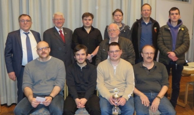 Auf dem Foto ist in der vorderen Reihe unsere erste Mannschaft. Hinten sind Wolfgang Saftenberger (Turnierleiter), Willi Dürrnagel (Stadtrat), Robin Hasenstab (Sailauf), Dr. Peter Ostermeyer, Tom Haasner, Matthias Königer, Heiko Richter  (Rottendorf)